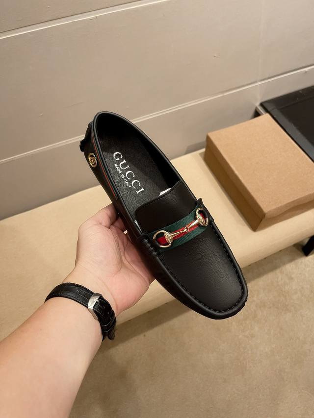 品牌gucci，官方原版休闲百搭商务高端豆豆鞋～四季潮鞋专柜旗舰店正品，1:1优质做工，鞋面:进口荔枝纹牛皮，全真羊里，时尚懒人商务风设计，休闲乐福款，跑步鞋青